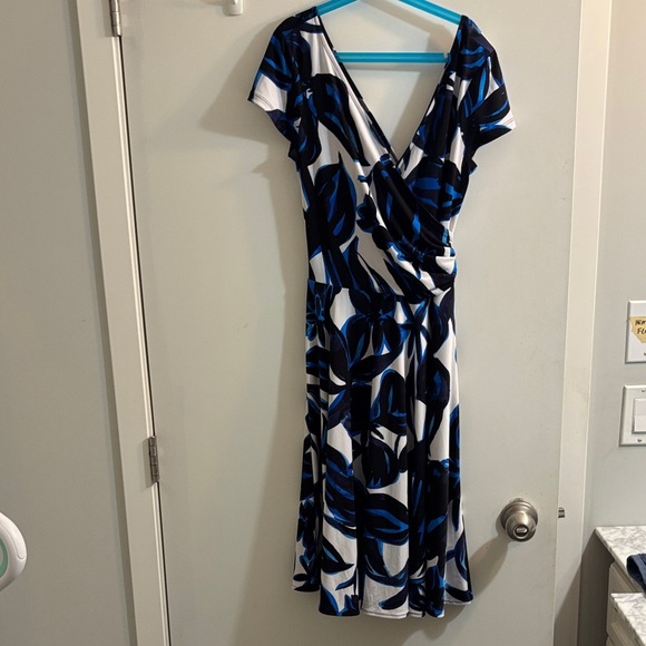 Maggy London Blue and White Floral Midi Dress - Picture 1 of 2